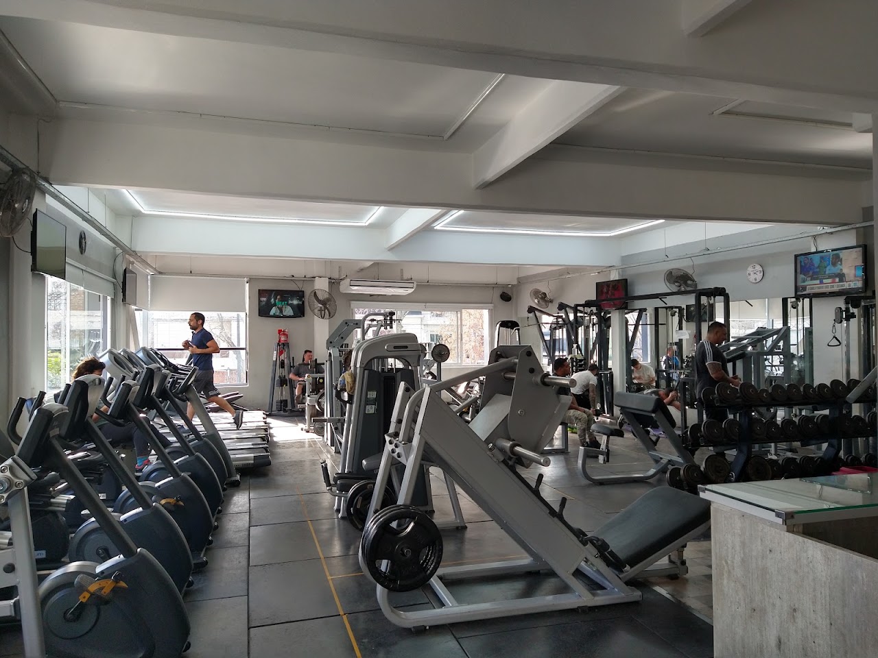 Sector de peso libre y fuerza de Dream Gym Villa Urquiza